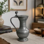 Stary cynowy dzbanek z pokrywką 17 cm – sygnowany, cyna, vintage