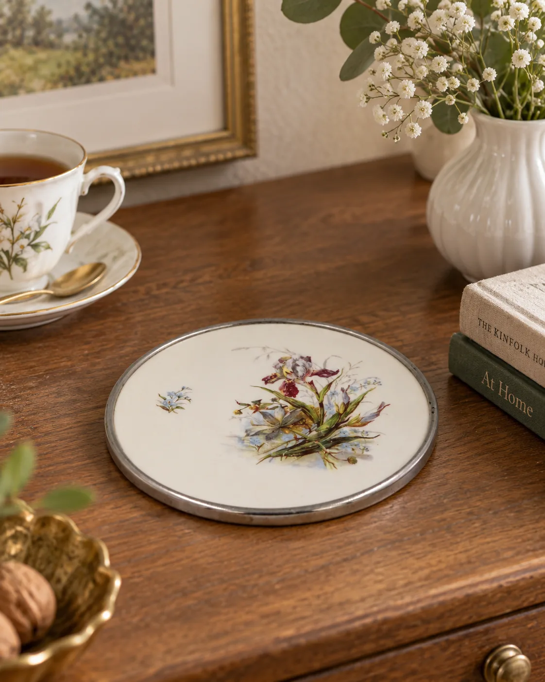 Stara porcelanowa podstawka pod imbryk irysy metalowa obręcz vintage